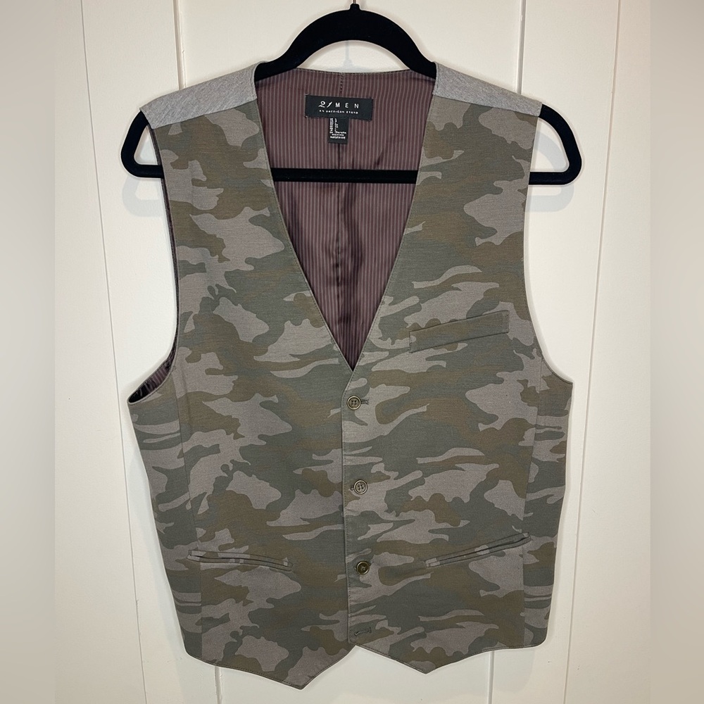Forever 21Men Camouflage Button Vest - Men’s Size Large - Preloved